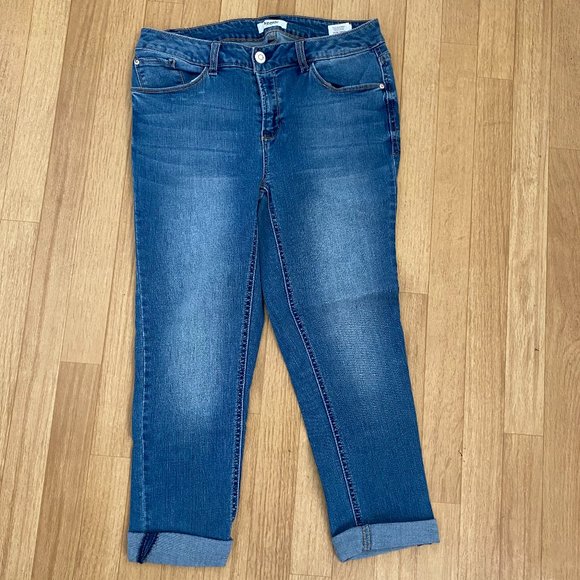 KENSIE Medium Wash Denim Capri Pants Size 6 - Picture 1 of 3